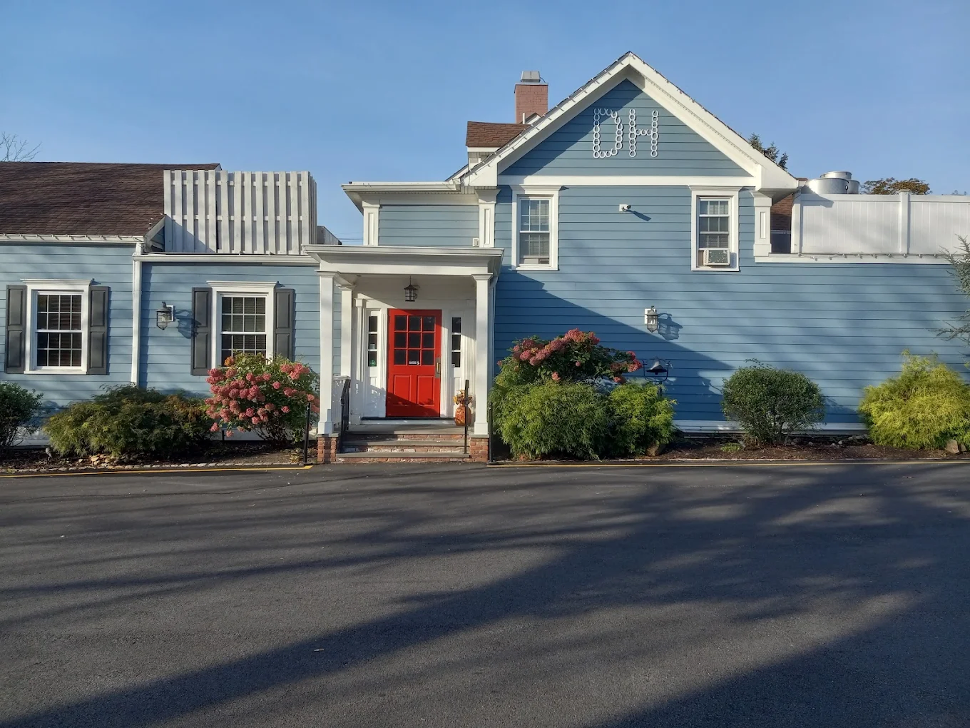 The Bedminster Tavern restaurant building at 285 Main Street in Bedminster, New Jersey.